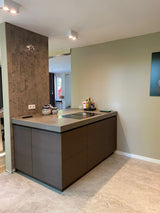 maatwerk keuken met kookeiland en warme houtlook fronten-voermans-design-keuken,greeploze-keuken,keuken-inspiratie,keuken-interieur,keuken-met-kastenwand,keuken-met-kookeiland,keuken-met-wandtegels,maatwerk-keuken,moderne-keuken,moderne-woonkeuken,woonkeuken-maatwerk keuken met kookeiland en houtlook fronten-OBLY