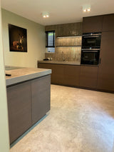 maatwerk keuken met kookeiland en warme houtlook fronten-voermans-design-keuken,greeploze-keuken,keuken-inspiratie,keuken-interieur,keuken-met-kastenwand,keuken-met-kookeiland,keuken-met-wandtegels,maatwerk-keuken,moderne-keuken,moderne-woonkeuken,woonkeuken-maatwerk keuken met kookeiland en houtlook fronten-OBLY