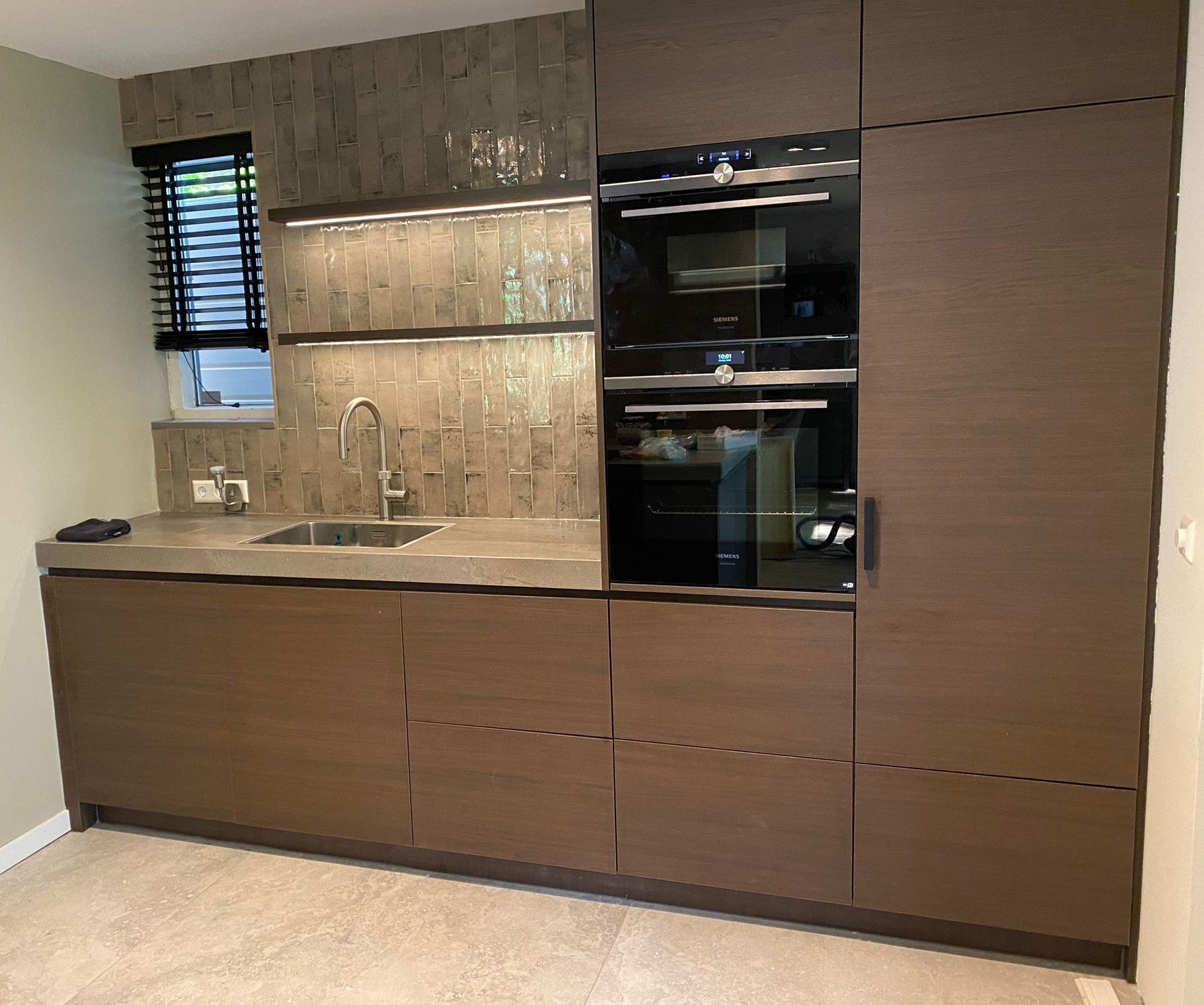 maatwerk keuken met kookeiland en warme houtlook fronten-voermans-design-keuken,greeploze-keuken,keuken-inspiratie,keuken-interieur,keuken-met-kastenwand,keuken-met-kookeiland,keuken-met-wandtegels,maatwerk-keuken,moderne-keuken,moderne-woonkeuken,woonkeuken-maatwerk keuken met kookeiland en houtlook fronten-OBLY