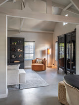 maatwerk tv-wand in woonkamer met hoog plafond-voermans-design-woonkamer,kastenwand-woonkamer,luxe-woonkamer,maatwerk-interieur,maatwerk-kastenwand,maatwerk-meubel,maatwerk-tv-meubel,maatwerk-tv-wand,moderne-woonkamer,tv-wand-op-maat,woonkamer-interieur-maatwerk kastenwand in moderne woonkamer-OBLY