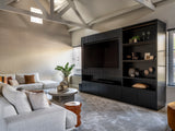 maatwerk tv-wand in woonkamer met hoog plafond-voermans-design-woonkamer,kastenwand-woonkamer,luxe-woonkamer,maatwerk-interieur,maatwerk-kastenwand,maatwerk-meubel,maatwerk-tv-meubel,maatwerk-tv-wand,moderne-woonkamer,tv-wand-op-maat,woonkamer-interieur-maatwerk kastenwand in moderne woonkamer-OBLY