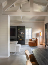 maatwerk tv-wand in woonkamer met hoog plafond-voermans-design-woonkamer,kastenwand-woonkamer,luxe-woonkamer,maatwerk-interieur,maatwerk-kastenwand,maatwerk-meubel,maatwerk-tv-meubel,maatwerk-tv-wand,moderne-woonkamer,tv-wand-op-maat,woonkamer-interieur-maatwerk kastenwand in moderne woonkamer-OBLY