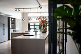 moderne interieur renovatie met luxe keuken en open leefruimte-Studio Thirty Two-Interieur,interieur-renovatie,keuken-met-kookeiland,luxe-interieur,maatwerk-interieur,modern-interieur,moderne-keuken,open-leefruimte,stalen-deuren,woning-verbouwing,woonkamer-renovatie-luxe keuken met kookeiland en moderne open leefruimte-OBLY