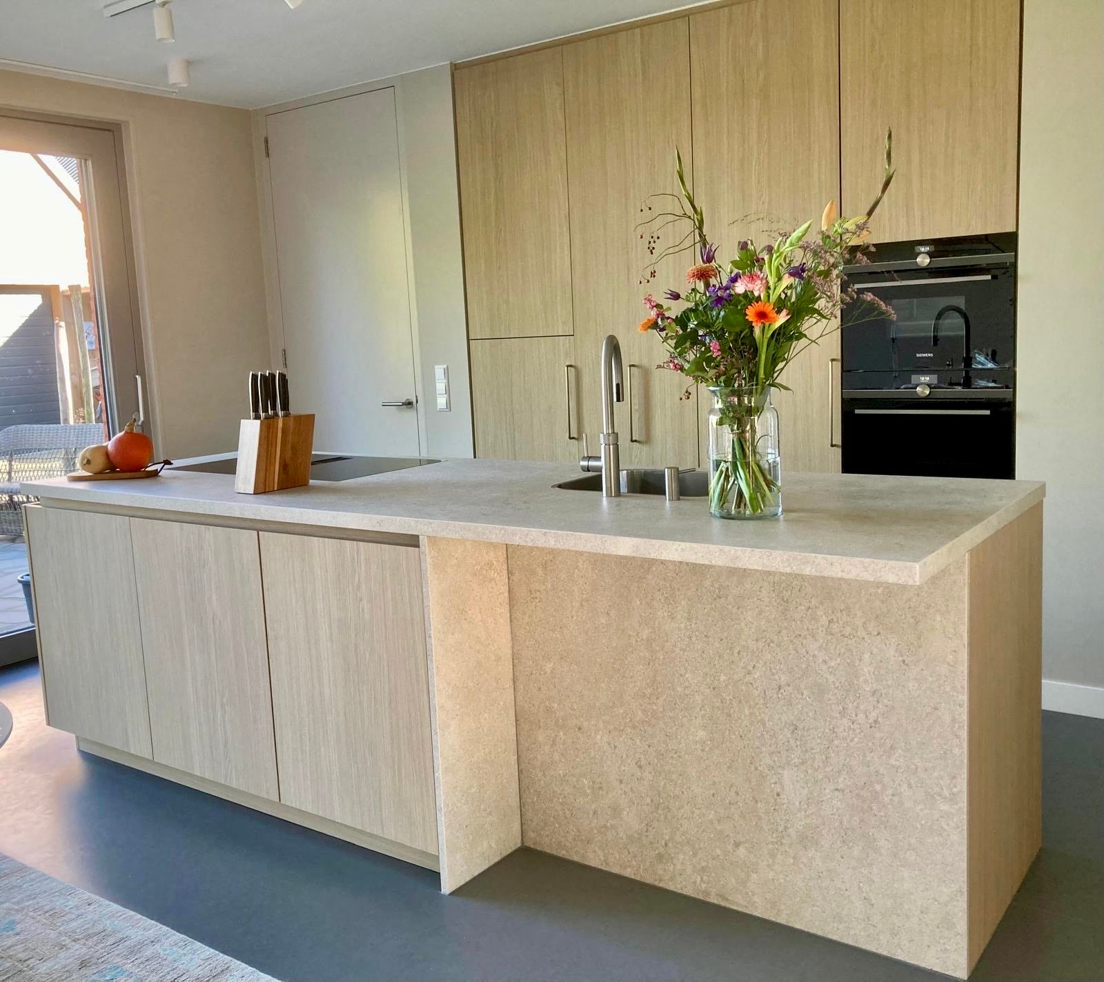 moderne maatwerk keuken met kookeiland en licht hout-voermans-design-keuken,greeploze-keuken,houten-keuken,keuken-eiland,keuken-inspiratie,keuken-interieur,keuken-met-kookeiland,keuken-op-maat,lichte-houten-keuken,maatwerk-keuken,minimalistische-keuken,moderne-keuken,moderne-woonkeuken,woonkeuken-moderne maatwerk keuken met kookeiland-OBLY