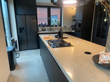 moderne zwarte keuken met kookeiland en luxe werkblad-voermans-design-keuken,keuken-eiland,keuken-inspiratie,keuken-interieur,keuken-met-drankkoeling,keuken-met-kookeiland,keuken-op-maat,luxe-keuken,maatwerk-keuken,minimalistische-keuken,moderne-keuken,moderne-woonkeuken,zwarte-keuken,zwarte-keukenfronten-moderne zwarte keuken met kookeiland-OBLY