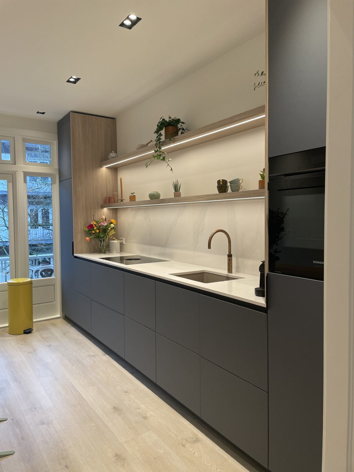 nieuwe indeling appartement met keukenverplaatsing-Lin design-appartement-amsterdam,appartement-interieur,appartement-renovatie,interieur-renovatie,keuken-met-eetbank,keuken-renovatie,keuken-verplaatsen,maatwerk-interieur,maatwerk-meubels,nieuwe-indeling-appartement,renovatie-amsterdam,woning-verbouwing-OBLY