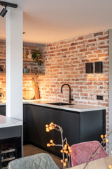 renovatie met nieuwe leefkeuken en moderne woonkamer-Studio Thirty Two-complete-woning-renovatie,interieur-ontwerp,interieur-renovatie,Keuken,keuken-renovatie,leefkeuken,moderne-indeling,uitbouw-woning,verduurzaming,woning-verbouwing,woonkamer-renovatie-Haardwand & zwarte keuken | Maatwerk interieur-OBLY