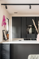 renovatie met nieuwe leefkeuken en moderne woonkamer-Studio Thirty Two-complete-woning-renovatie,interieur-ontwerp,interieur-renovatie,Keuken,keuken-renovatie,leefkeuken,moderne-indeling,uitbouw-woning,verduurzaming,woning-verbouwing,woonkamer-renovatie-Haardwand & zwarte keuken | Maatwerk interieur-OBLY