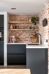 renovatie met nieuwe leefkeuken en moderne woonkamer-Studio Thirty Two-complete-woning-renovatie,interieur-ontwerp,interieur-renovatie,Keuken,keuken-renovatie,leefkeuken,moderne-indeling,uitbouw-woning,verduurzaming,woning-verbouwing,woonkamer-renovatie-Haardwand & zwarte keuken | Maatwerk interieur-OBLY
