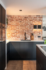 renovatie met nieuwe leefkeuken en moderne woonkamer-Studio Thirty Two-complete-woning-renovatie,interieur-ontwerp,interieur-renovatie,Keuken,keuken-renovatie,leefkeuken,moderne-indeling,uitbouw-woning,verduurzaming,woning-verbouwing,woonkamer-renovatie-Haardwand & zwarte keuken | Maatwerk interieur-OBLY