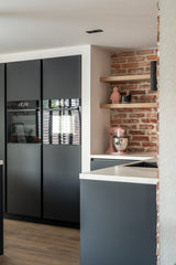 renovatie met nieuwe leefkeuken en moderne woonkamer-Studio Thirty Two-complete-woning-renovatie,interieur-ontwerp,interieur-renovatie,Keuken,keuken-renovatie,leefkeuken,moderne-indeling,uitbouw-woning,verduurzaming,woning-verbouwing,woonkamer-renovatie-Haardwand & zwarte keuken | Maatwerk interieur-OBLY