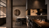 Donker restaurantinterieur met warme verlichting