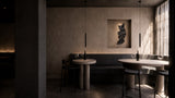 Donker restaurantinterieur met warme verlichting