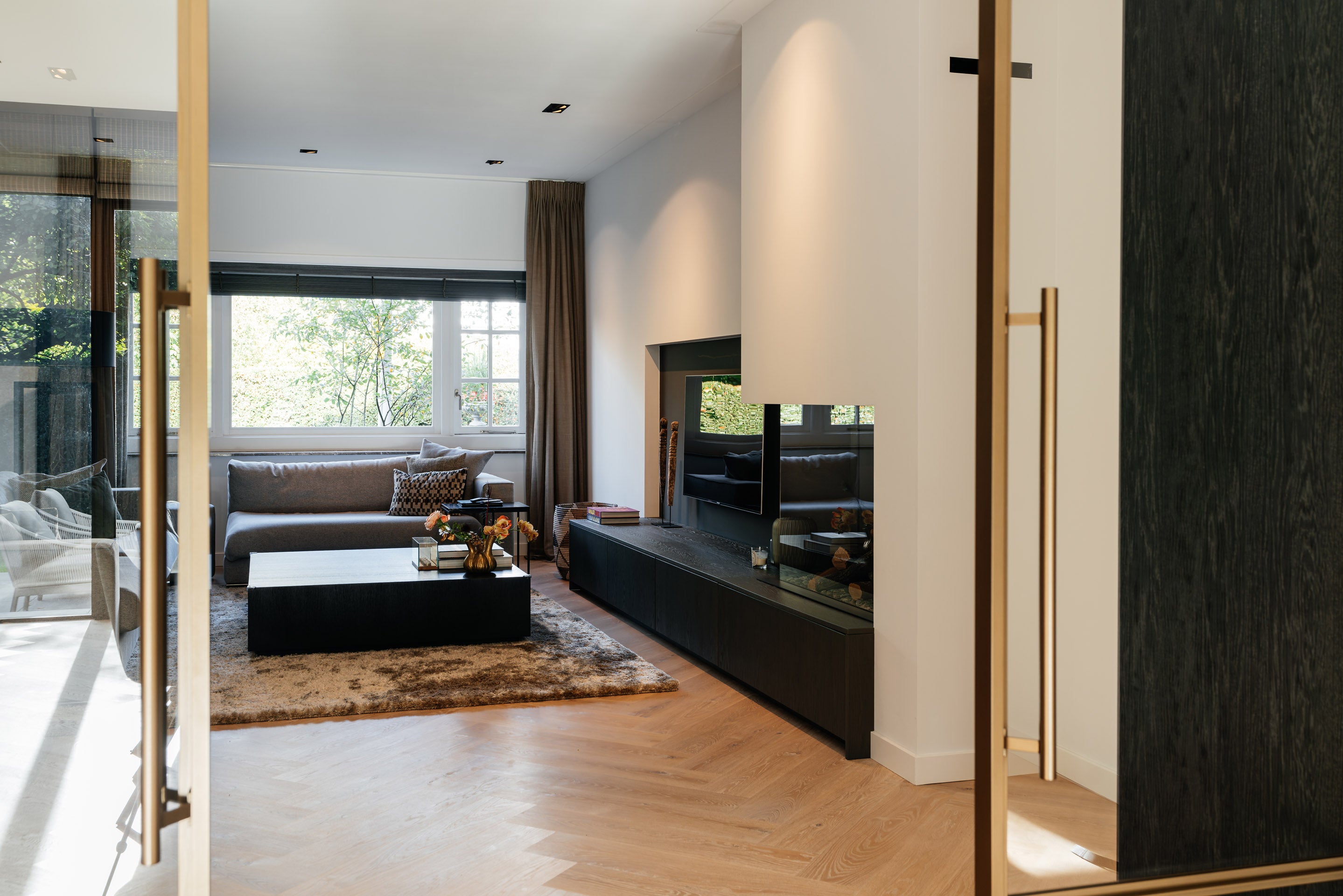 Moderne schuifseparatie tussen de woonkamer en royale leefkeuken in een totaal gerenoveerde jaren '30 woning.