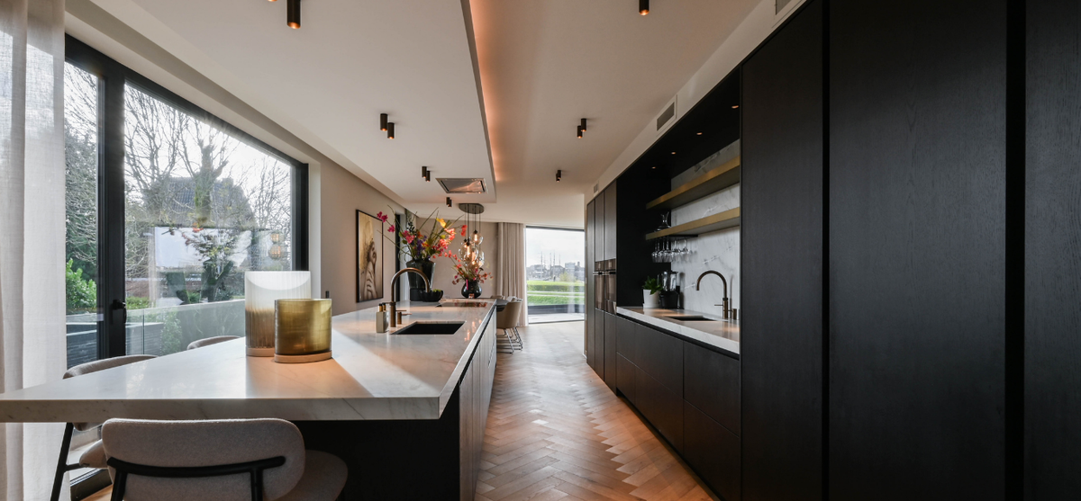 Modern interieur met zwembad en thuisbar