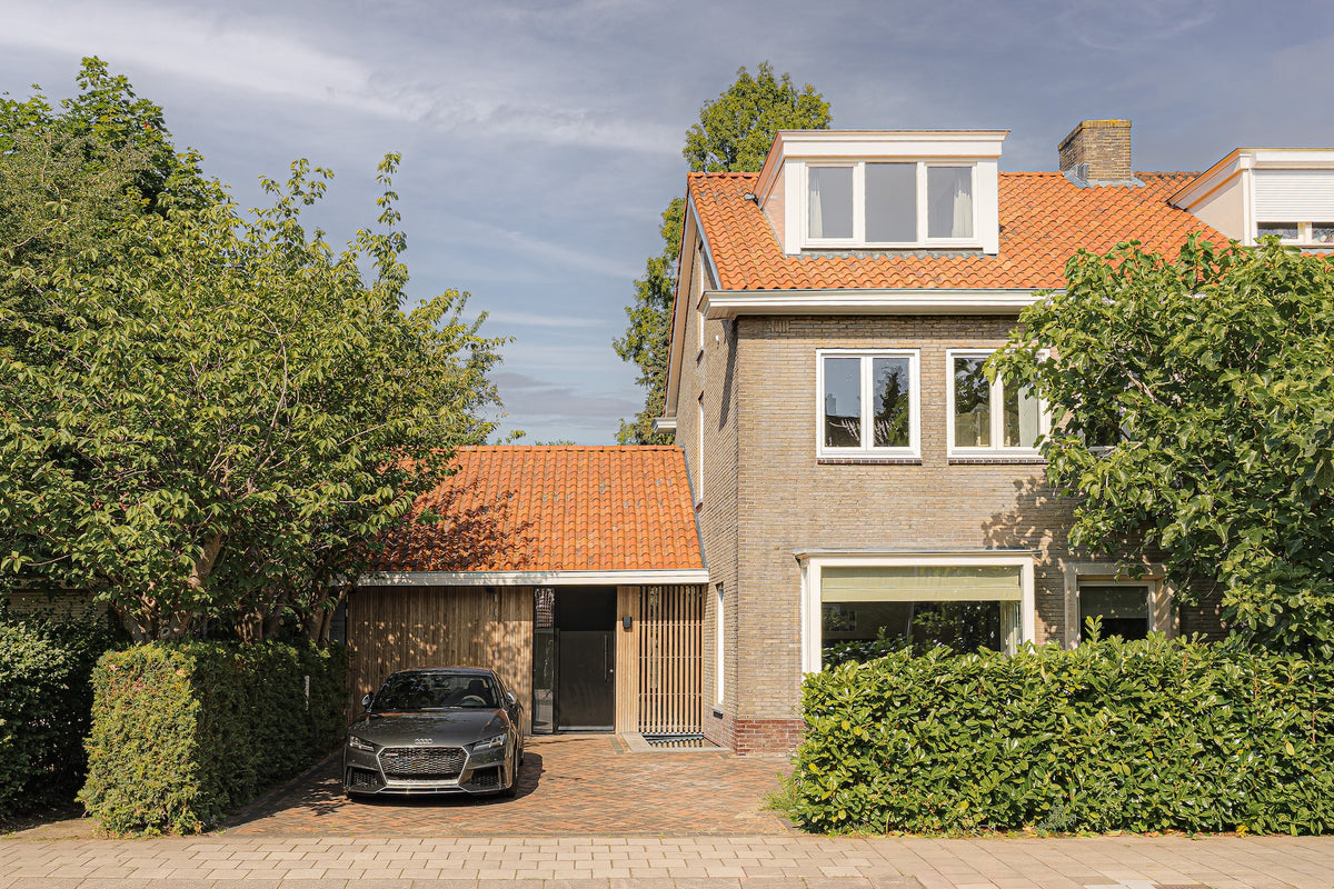 Woning in de Prinses Irenebuurt met behouden bakstenen voorgevel en een entree met houten latten