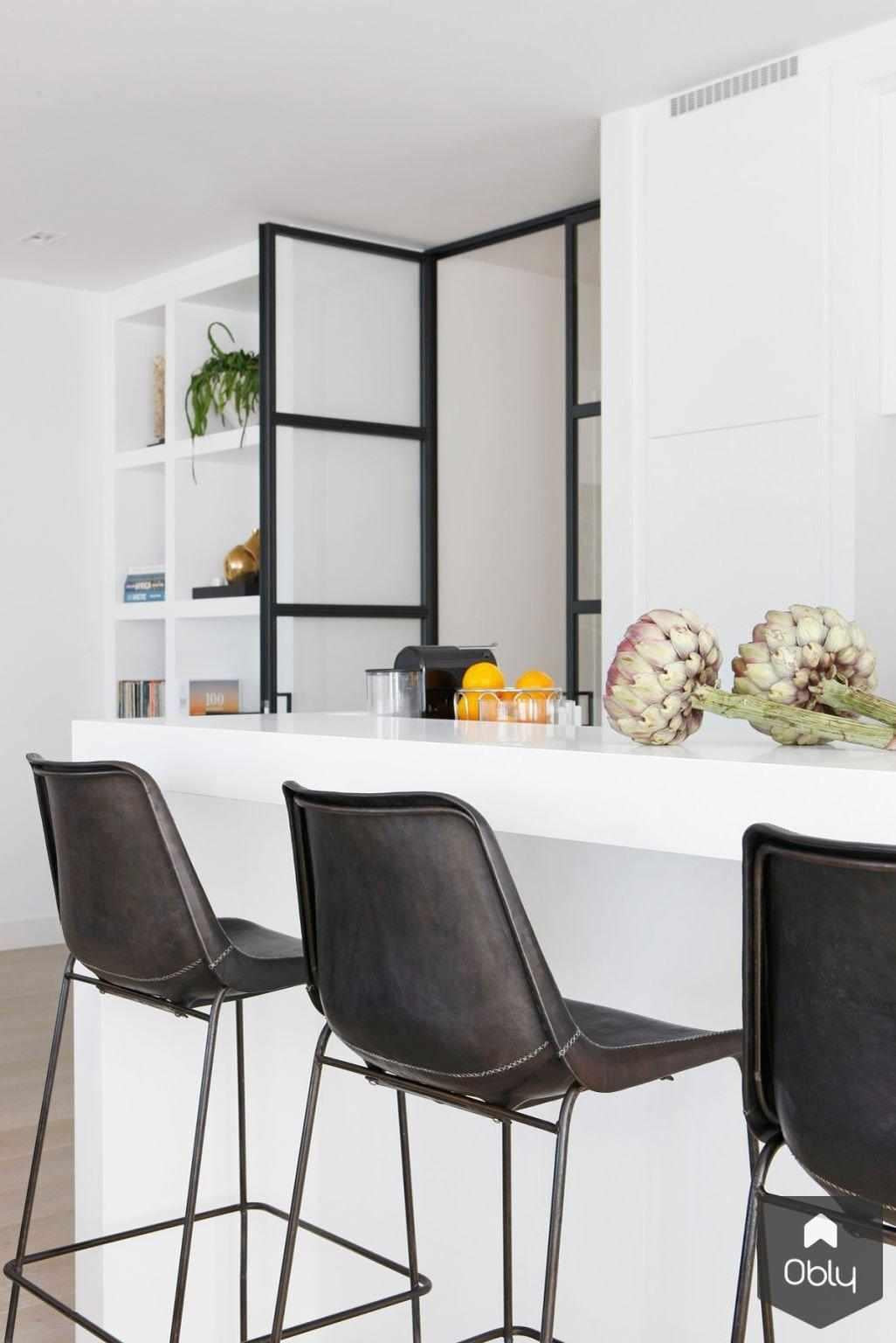 Appartement aan Zee-Grego Design Studio-alle,appartement aan zee,beach white interieur,kust appartement design,lichte woonruimte,luxe strandappartement,maatwerk interieur aan zee,moderne beach stijl,Noordwijk aan Zee interieur,stijlvol vakantie appartement,Woonkamer-OBLY