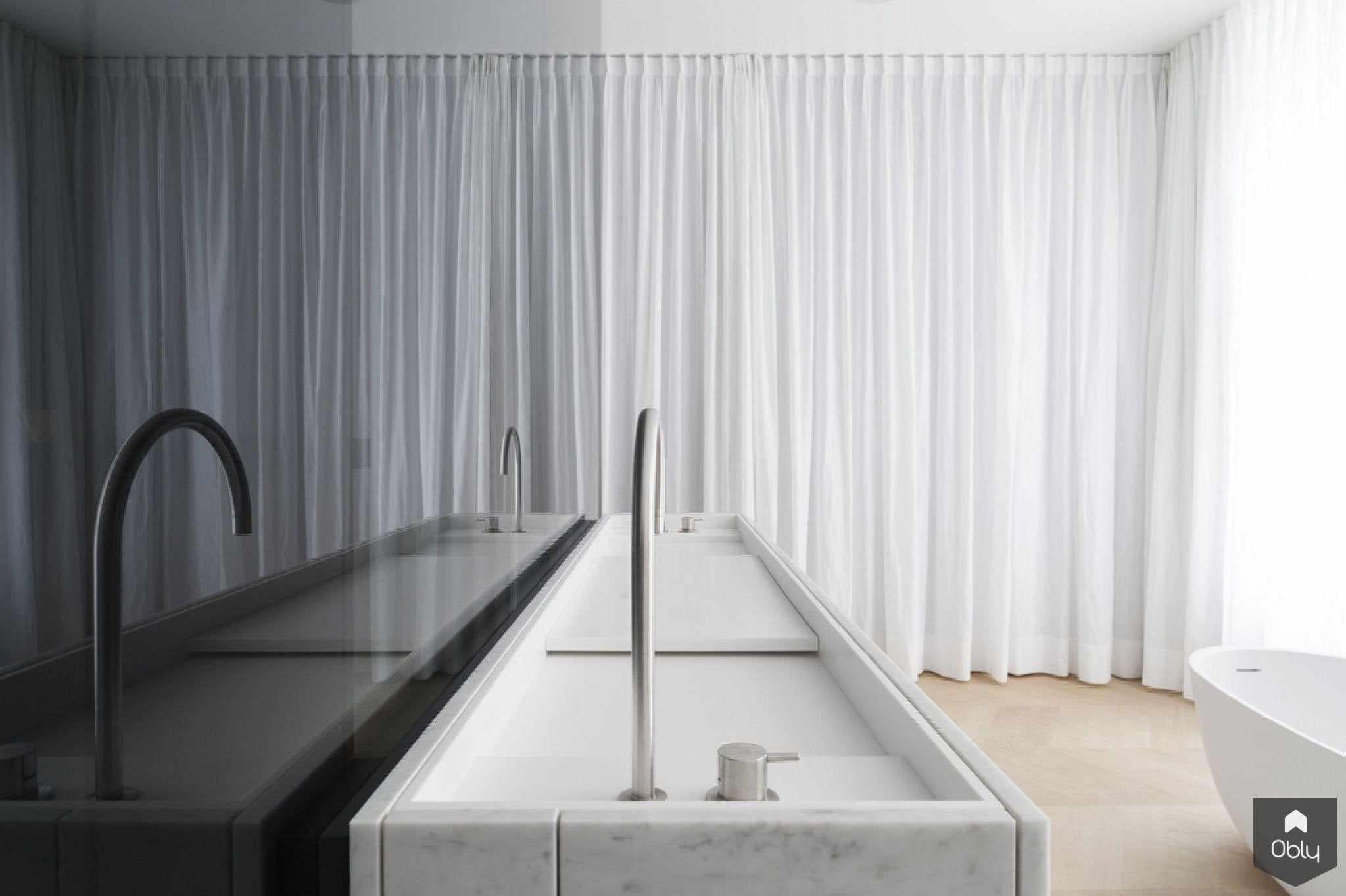 Badkamer ensuite - rijksmonument-Studio Niels-alle,Ambachtelijk detail,Badkamer,Carrara marmer,HI-MACS,Rijksmonument,Smoked glass-OBLY