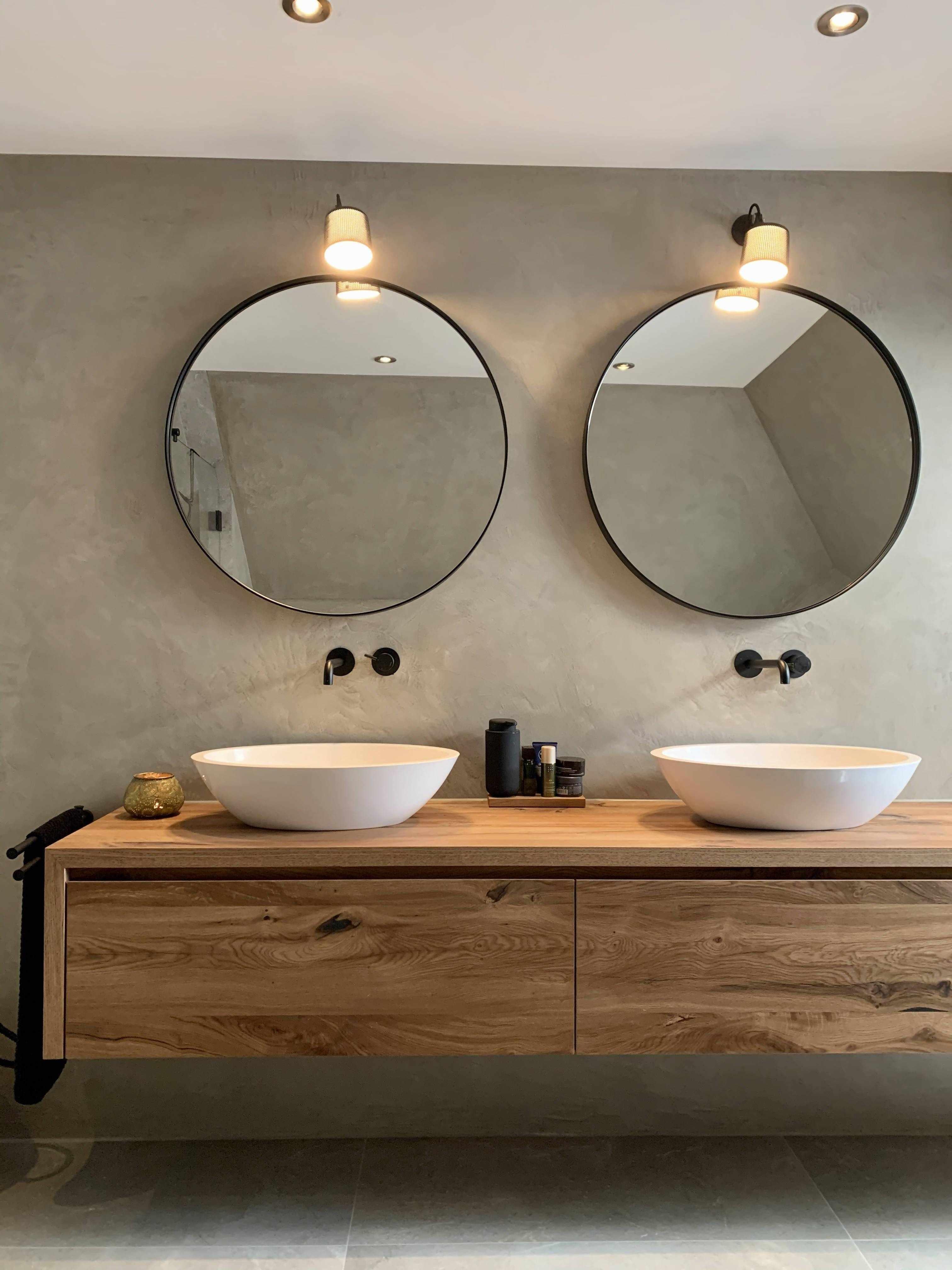 Badkamer ontwerp boerberij-Lifs Interior Design-Badkamer,Badkamer inspiratie,Badkamer met houten wastafel,Landelijke badkamer,Natuurlijke badkamer,Ronde badkamerspiegel-Ontwerp badkamer in Boerderij -OBLY