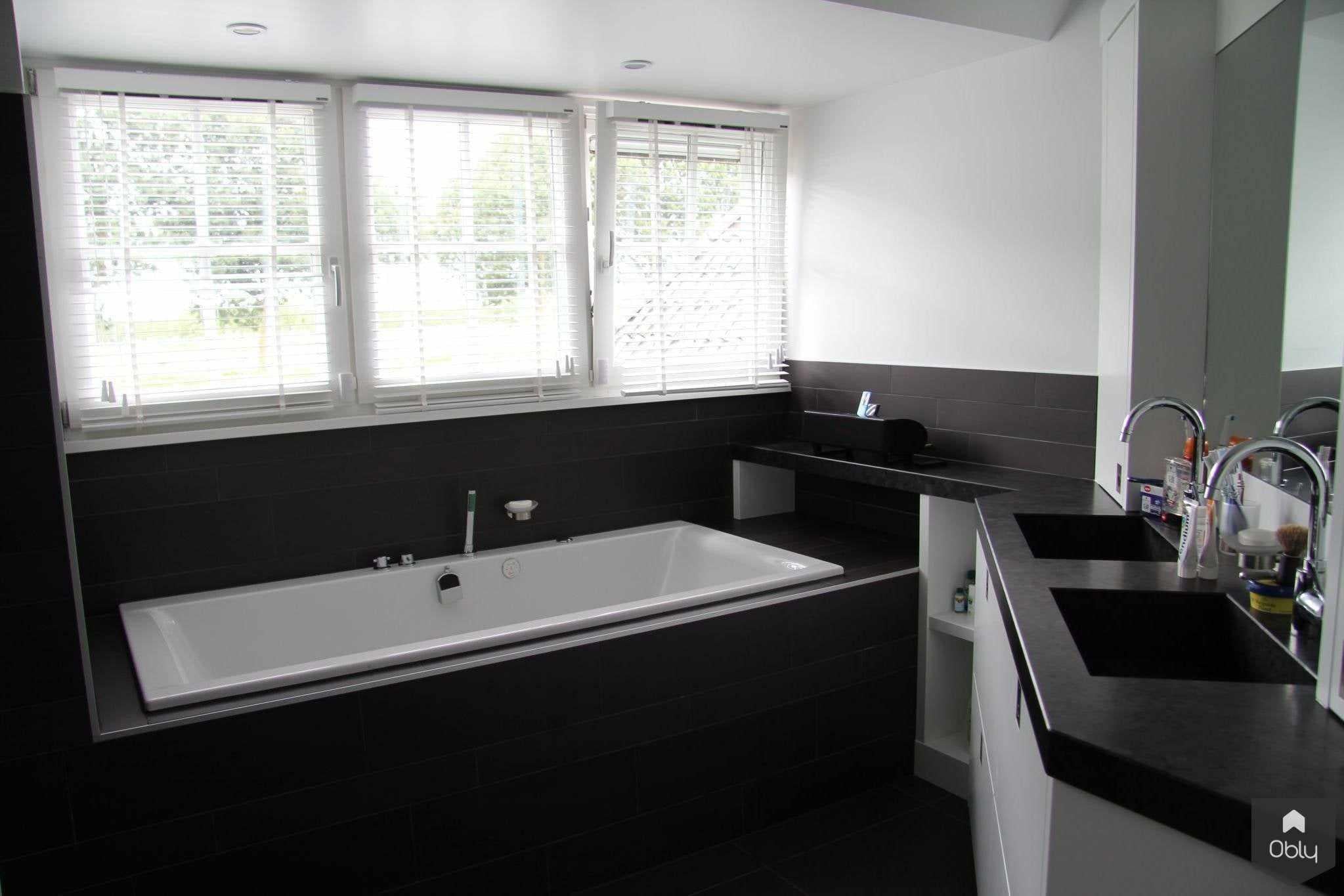 Badkamer villa Oosthuizen-Suzanne-Holtz-Studio-alle,Badkamer,badkamer villa Oosthuizen,donkere badkamer accenten,exclusieve villa inrichting,luxe badkamer villa,maatwerk badkamer ontwerp,moderne badkamer inspiratie,stijlvolle wellness ruimte,vrijstaand bad badkamer-OBLY