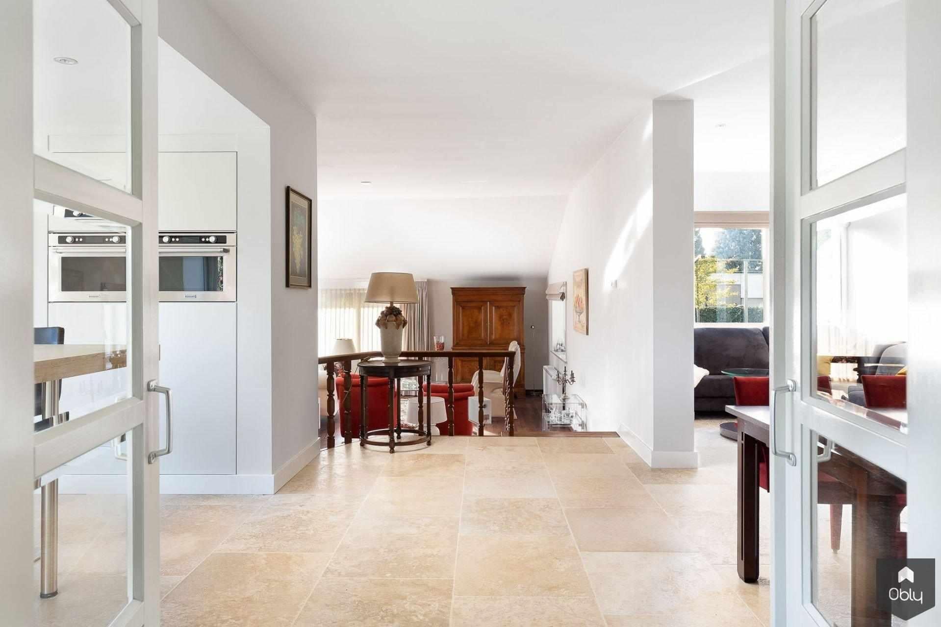 Beige en lichtgrijze natuursteen Bourgondische Dallen-Van den Heuvel & Van Duuren-alle,lichte woonkamer,moderne woonkamer,ruime woonkamer interieur,Woonkamer,woonkamer met natuursteen vloer,woonkamer met open keuken-OBLY