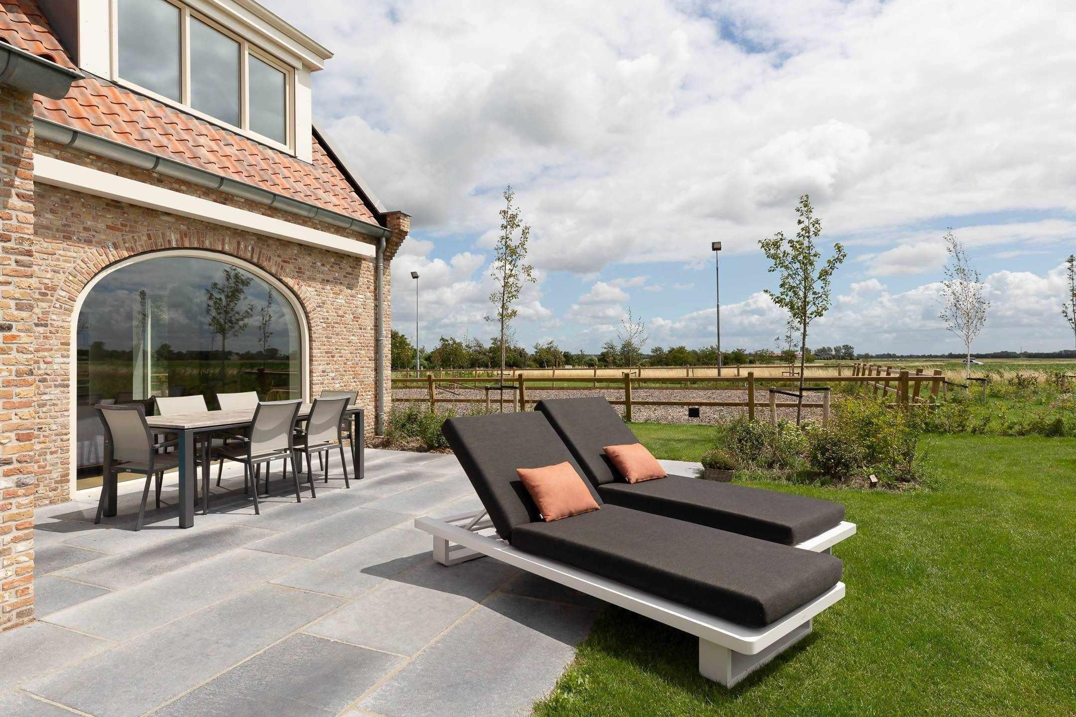 Belgisch Hardsteen lichte schuring-Van den Heuvel & Van Duuren-moderne tuin met zwembad,terras met natuursteen tegels,Tuin,tuin met Belgisch hardsteen,tuin met natuursteen terras,tuin met zwembad-Belgisch Hardsteen lichte schuring-OBLY