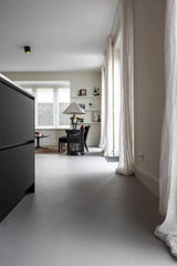Beton ciré vloer-Willem Designvloeren B.V.-beton cire,beton ciré vloer,betonlook vloer,gietvloer alternatief,grijze vloer,Keuken,keuken vloer,moderne woning,naadloze vloer,onderhoudsvriendelijke vloer,strak interieur-Betonvloer ciré in een grijze kleur-OBLY