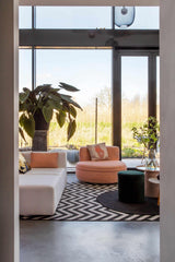 Betonvloer in eclectische nieuwbouwwoning-Willem Designvloeren B.V.-Woonkamer-Gevlinderde woonbetonvloer nieuwbouwwoning-OBLY