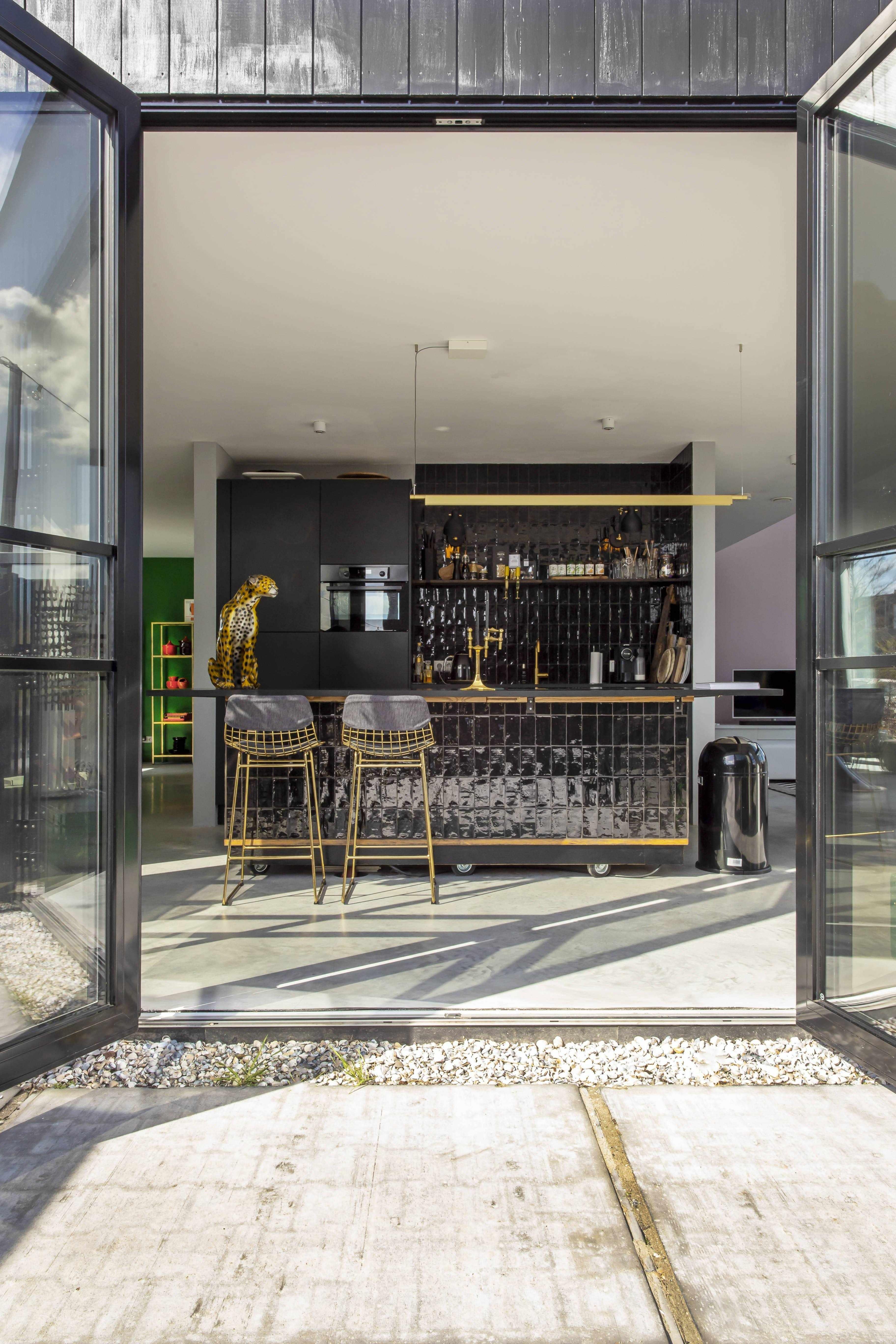 Betonvloer in eclectische nieuwbouwwoning-Willem Designvloeren B.V.-betonlook vloer,betonvloer terras,binnen buiten verbinding,design interieur,gevlinderde betonvloer,moderne woning,naadloze vloer,woonbeton,Woonkamer-Gevlinderde woonbetonvloer nieuwbouwwoning-OBLY