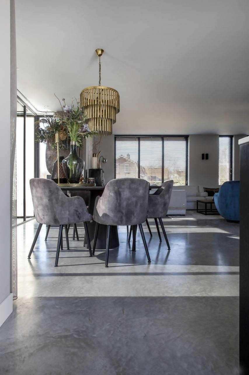 Betonvloer in modern landelijke villa-Willem Designvloeren B.V.-beige interieur,betonlook vloer,gevlinderde betonvloer,landelijke stijl,moderne villa,naadloze vloer,vloerverwarming vloer,woonbeton,Woonkamer-Woonbeton vloer in nieuwbouwvilla -OBLY