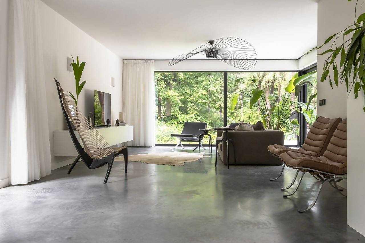 Betonvloer jaren '70 bungalow-Willem Designvloeren B.V.-betonlook vloer,betonvloer jaren 70,gevlinderde woonbeton vloer,industriële vloer,moderne vloerafwerking,naadloze vloer,onderhoudsvriendelijke vloer,Scandinavisch interieur vloer,tijdloze betonvloer,woonbeton vloer,Woonkamer-Betonvloer jaren 70 bungalow-OBLY
