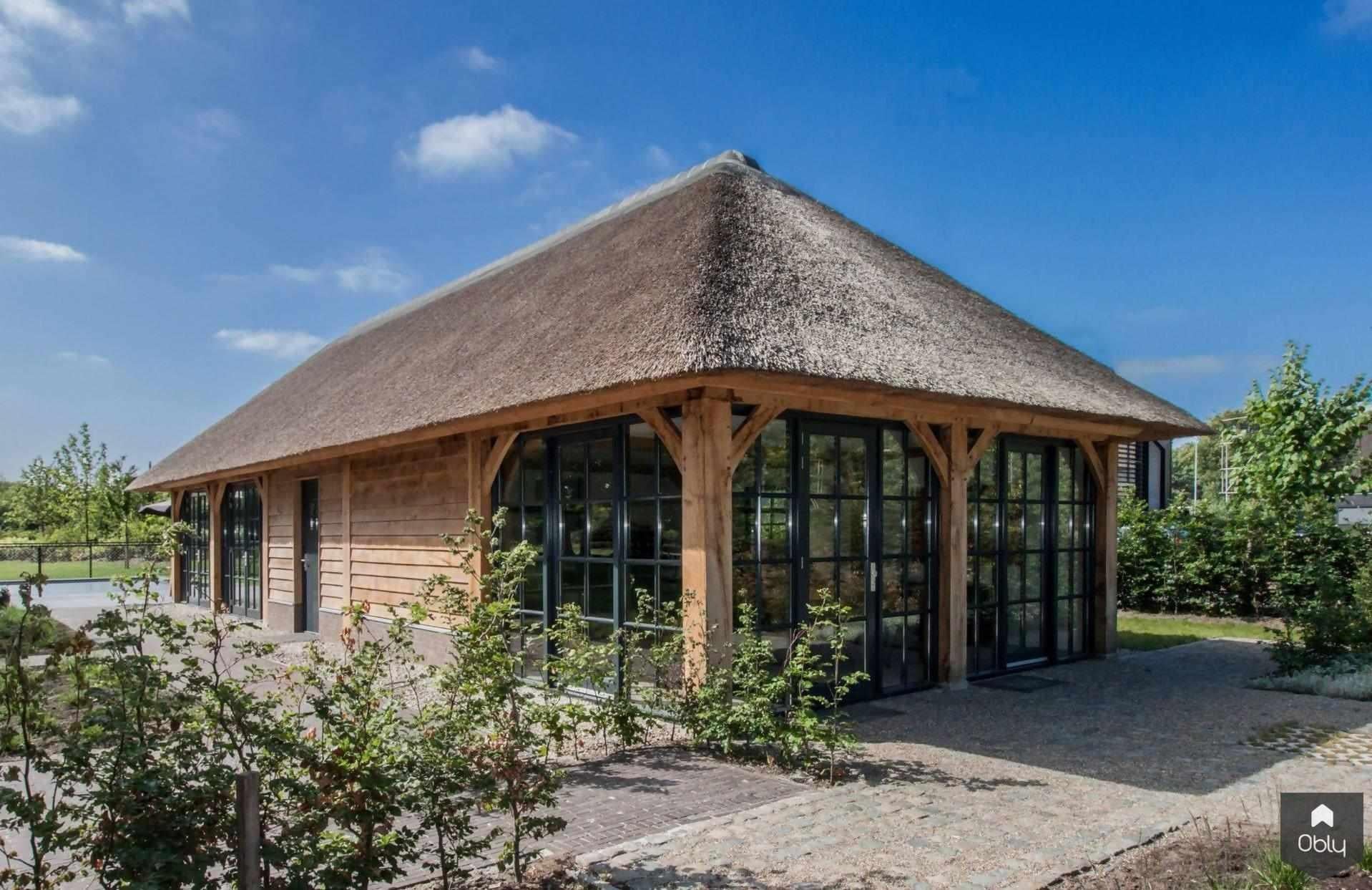 Bijgebouw met kantoorfunctie-Spanjers Architect-alle,bijgebouw,eiken constructie,Exterieur vrijstaand,glaspartijen,landelijke architectuur,rieten kap,Vrijstaand-Bijgebouw met kantoorfunctie | OBLY.com-OBLY