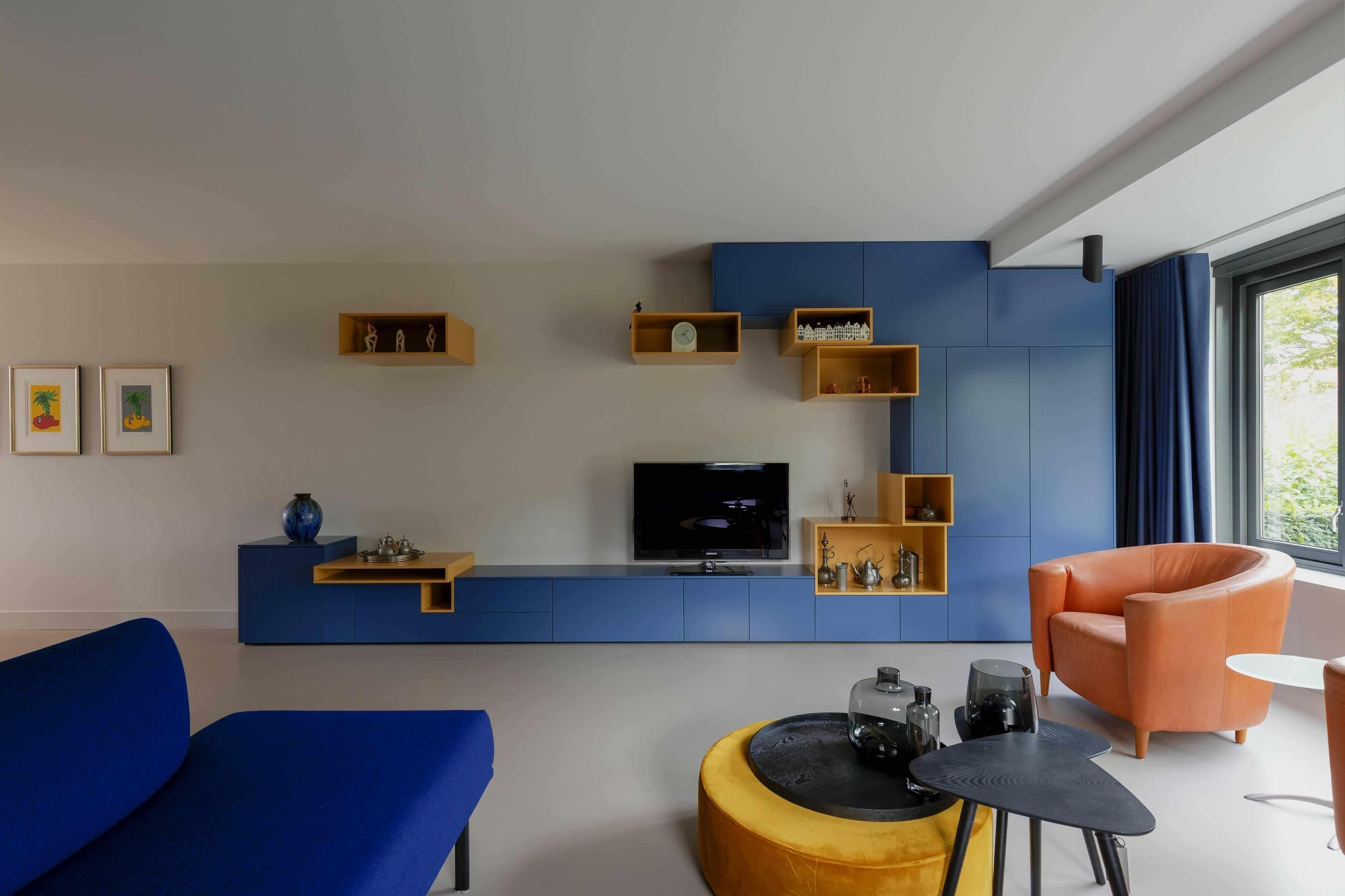 Blauw Interieur hoekwoning-Huisvanbinnen-blauw,blauw maatwerk interieur,blauwe hoekwoning,compacte woning inspiratie,design woonkamer,interieur,kleurrijk interieurdesign,moderne woonkamer blauw,stijlvolle woondecoratie,Woonkamer-Blauw interieur hoekwoning-OBLY