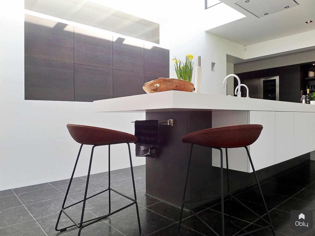 Corian werkblad met naadloos verlijmde stollenwand en spoelbak.-Cora Techniek-alle,Corian keuken,design keuken,Keuken,leefkeuken,luxe keuken,maatwerk keuken,minimalistische keuken,moderne keuken,Quooker keuken,strak werkblad,wit kookeiland-OBLY