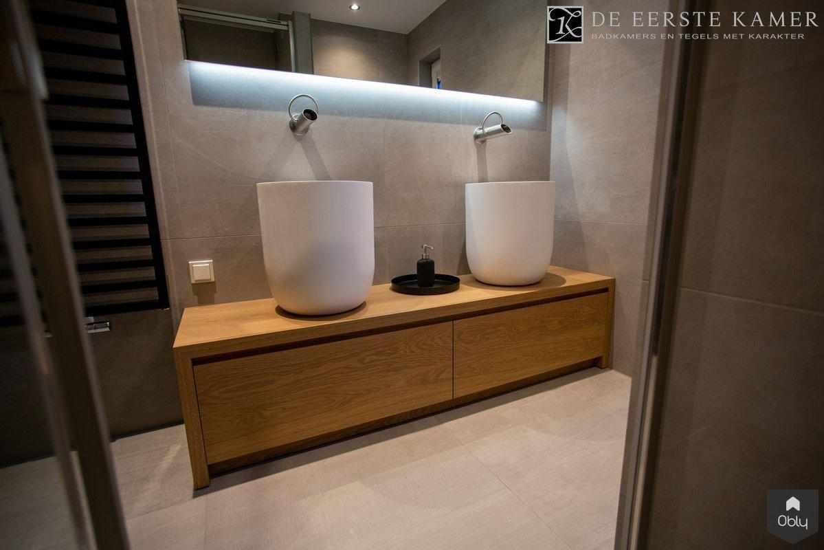 Design badkamer met eikenhout-De Eerste Kamer-alle,Badkamer,badkamer met dubbele waskom,badkamer met houten meubel,badkamer met indirecte verlichting,design badkamer eikenhout,design douche modern,luxe badkamer met hout,massief eiken badkamermeubel,minimalistische badkamer stijl,moderne badkamer met hout-OBLY