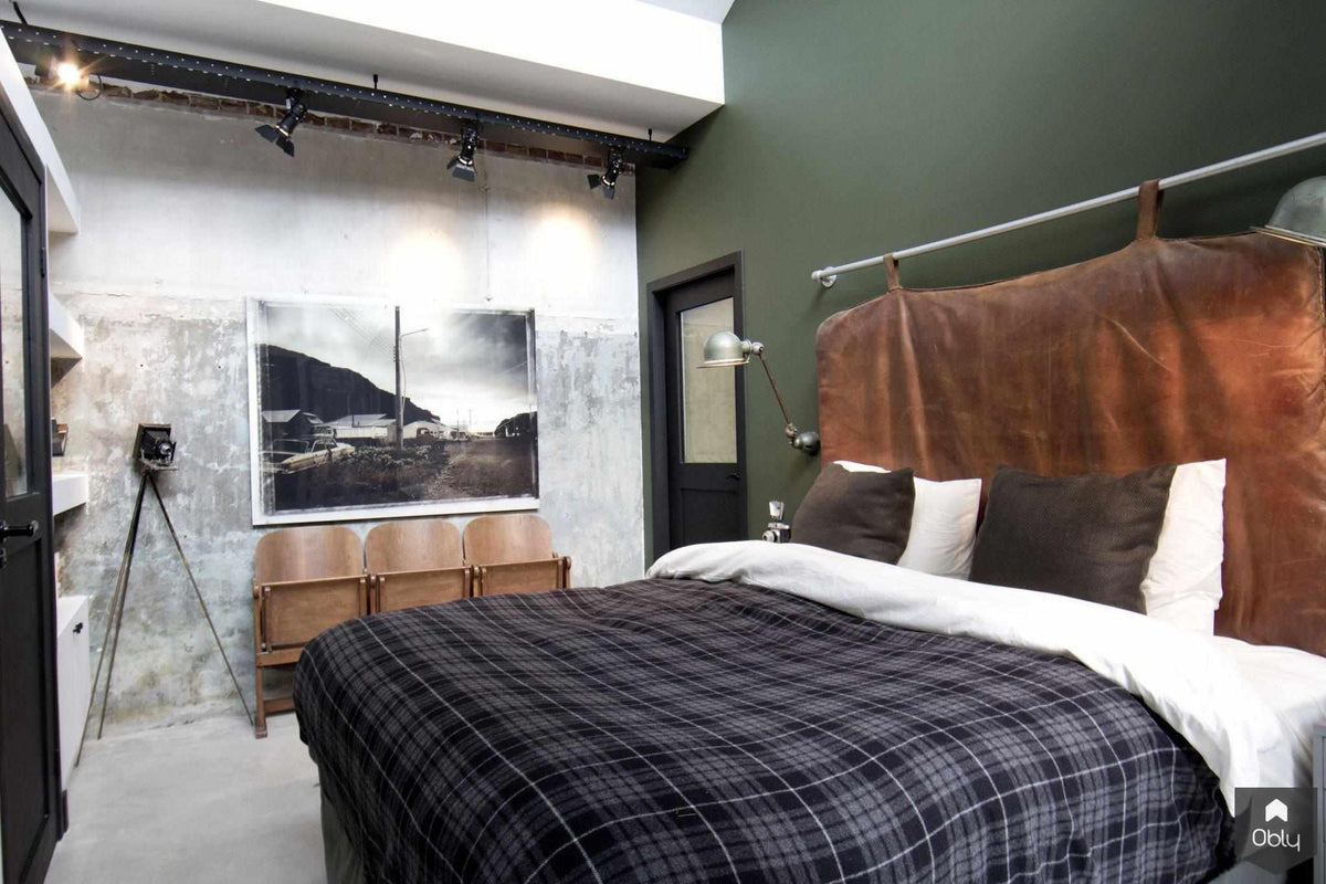 Donkere hotel chique slaapkamer in de Tuinstraat in Amsterdam-Bricks / Studio-alle,Donkere slaapkamer stijl,Hotel chique slaapkamer,Industriële slaapkamer,Luxe slaapkamer Amsterdam,Maatwerk interieur slaapkamer,Moderne slaapkamer inrichting,Rustgevende slaapkamer kleuren,Slaapkamer-Donkere hotel chique slaapkamer Amsterdam | BRICKS-OBLY