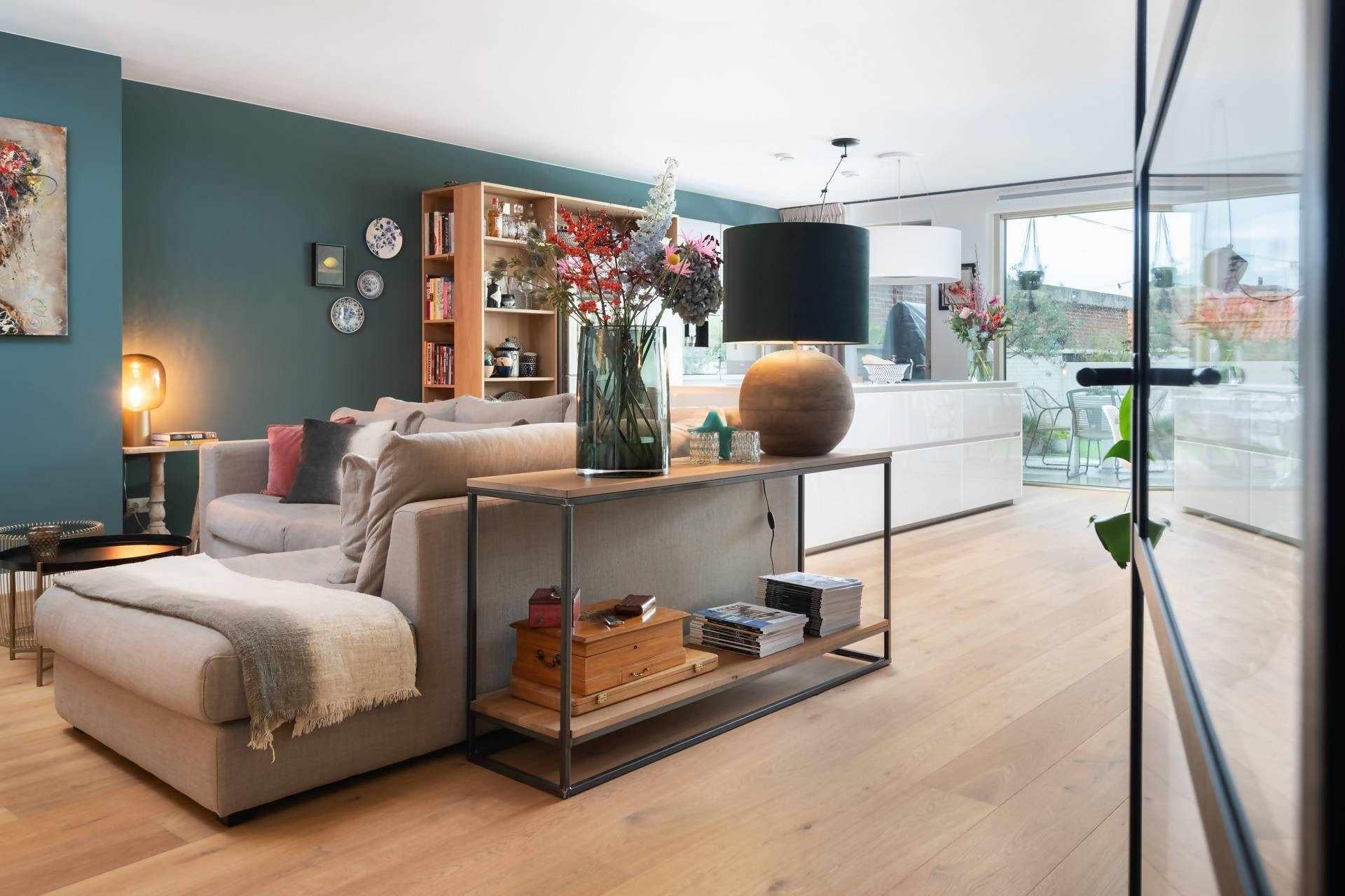 Eiken planken vloer met vloerverwarming-The Woodstore-lichte woonkamer,moderne woonkamer,Woonkamer,woonkamer met grote ramen,woonkamer met houten vloer,woonkamer met open keuken-Eiken planken vloer met vloerverwarming-OBLY