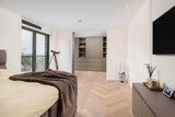 Eiken visgraatvloer in penthouse in purmerend-The Woodstore-alle,lichte woonkamer,moderne woonkamer,ruime woonkamer interieur,Woonkamer,woonkamer met grote ramen,woonkamer met houten vloer-Eiken visgraatvloer in penthouse in purmerend-OBLY