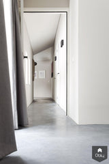 Gevlinderde woonbeton vloer-Willem Designvloeren B.V.-alle,gevlinderde woonbeton vloer,industriële betonvloer design,moderne betonvloer interieur,naadloze betonvloer woning,strakke woonbeton vloer,Woonkamer-OBLY