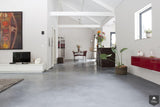 Gevlinderde woonbeton vloer-Willem Designvloeren B.V.-alle,gevlinderde woonbeton vloer,industriële betonvloer design,moderne betonvloer interieur,naadloze betonvloer woning,strakke woonbeton vloer,Woonkamer-OBLY