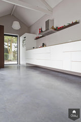 Gevlinderde woonbeton vloer-Willem Designvloeren B.V.-alle,gevlinderde woonbeton vloer,industriële betonvloer design,moderne betonvloer interieur,naadloze betonvloer woning,strakke woonbeton vloer,Woonkamer-OBLY
