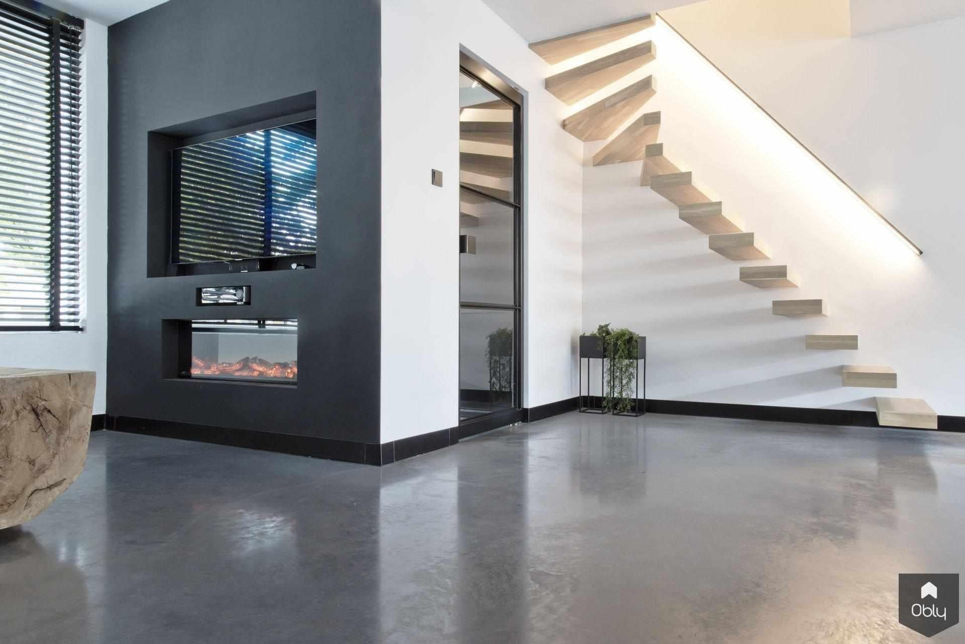 Gevlinderde woonbeton vloer in gecombineerde kleur-Willem Designvloeren B.V.-alle,betonlook vloer,design interieur,gemêleerde vloer,gevlinderde betonvloer,grijze vloer,moderne woning,naadloze vloer,renovatie woning,woonbeton,Woonkamer-OBLY