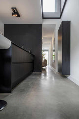 Gevlinderde woonbeton vloer in gerenoveerde woning-Obly-2-alle,Entree Hal Trap,Keuken,Woonkamer-Gevlinderde woonbeton vloer in gerenoveerde woning-OBLY