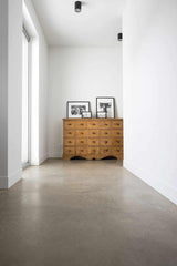 Gevlinderde woonbeton vloer in gerenoveerde woning-Obly-2-alle,Entree Hal Trap,Keuken,Woonkamer-Gevlinderde woonbeton vloer in gerenoveerde woning-OBLY