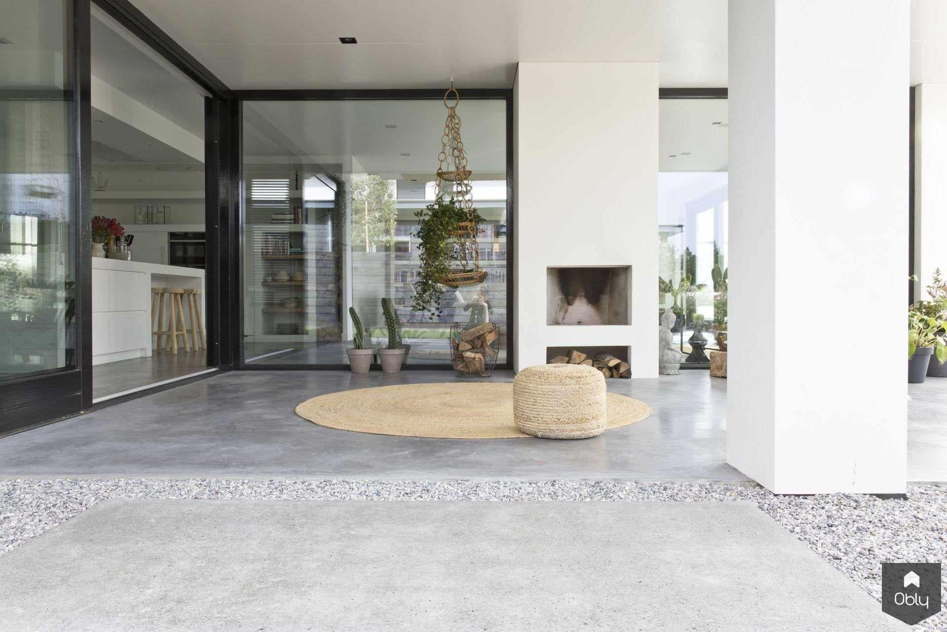 Gevlinderde woonbeton vloer in midden grijs-Willem Designvloeren B.V.-alle,betonlook vloer,binnen buiten vloer,design interieur,gevlinderde betonvloer,grijze vloer,midden grijs,moderne woning,naadloze vloer,woonbeton,Woonkamer-OBLY