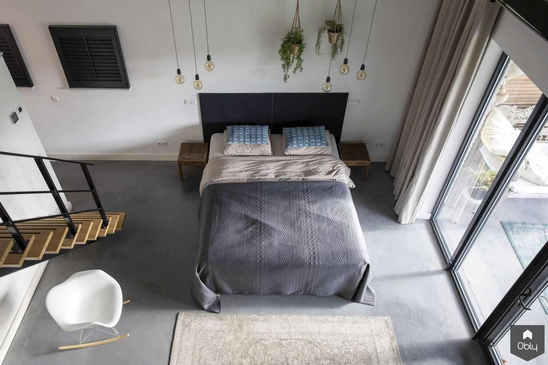 Gevlinderde woonbeton vloer in oude dokterswoning-Willem Designvloeren B.V.-alle,betonlook vloer,design interieur,gevlinderde betonvloer,jaren 30 woning,Keuken,modern interieur,naadloze vloer,renovatie woning,Slaapkamer,woonbeton,Woonkamer-Gevlinderde woonbeton vloer in oude dokterswoning | OBLY.com-OBLY