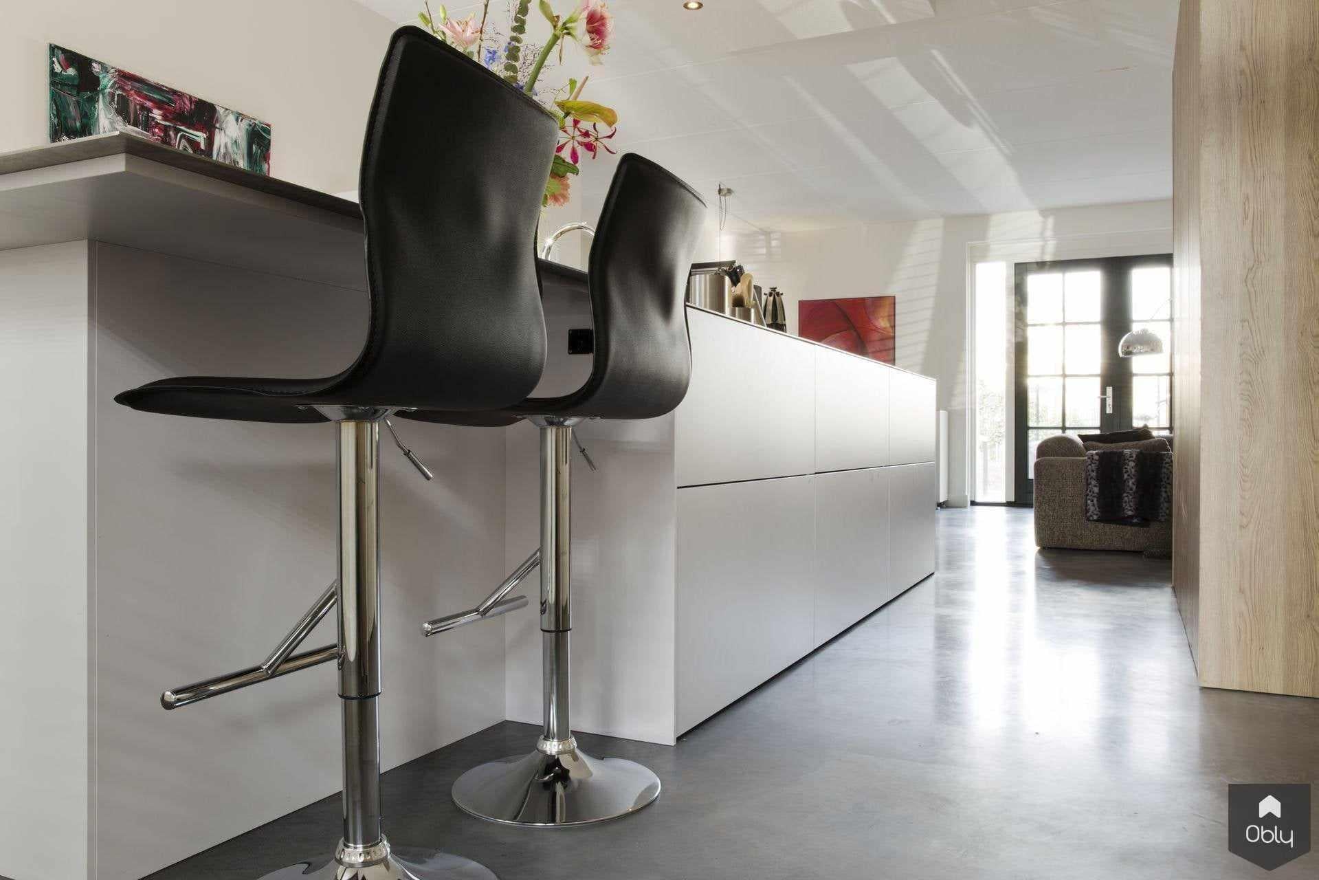Gevlinderde woonbeton vloer nieuw herenhuis-Willem Designvloeren B.V.-alle,betonlook vloer,design interieur,gevlinderde betonvloer,grijze vloer,herenhuis stijl,naadloze vloer,woonbeton,Woonkamer-OBLY