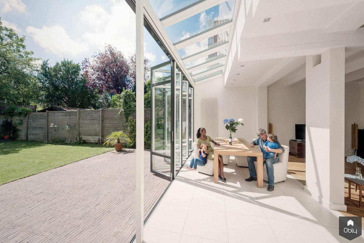 Glazen vouwwanden in serre-Solarlux Nederland BV-Aanbouw,alle,binnen buiten wonen,glazen serre,glazen vouwwanden,serre aanbouw,serre design,serre inspiratie,serre met glas,serre woning,woning aanbouw,woonserre-OBLY