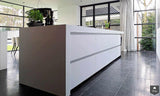 Greeploos wit kookeiland met corian blad-Keukenarchitectuur Midden Brabant-alle,Keuken-OBLY
