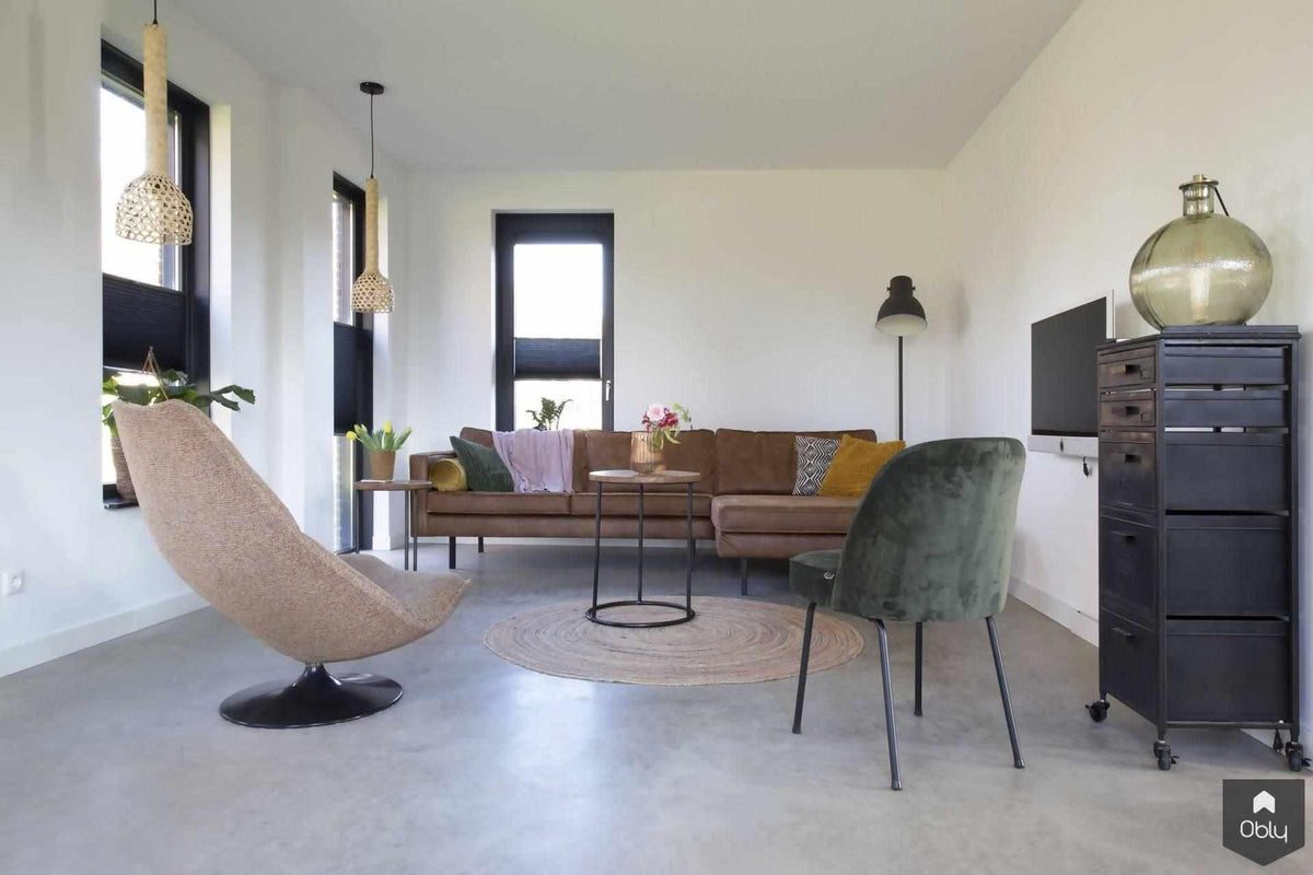 Grijze woonbetonvloer in nieuwbouwwoning-Willem Designvloeren B.V.-alle,basisgrijs,gevlinderde betonvloer,grijze vloer,Keuken,modern interieur,naadloze vloer,nieuwbouwwoning,onderhoudsvriendelijke vloer,woonbeton,Woonkamer,zandkleur-Grijze woonbetonvloer in nieuwbouwwoning | OBLY.com-OBLY